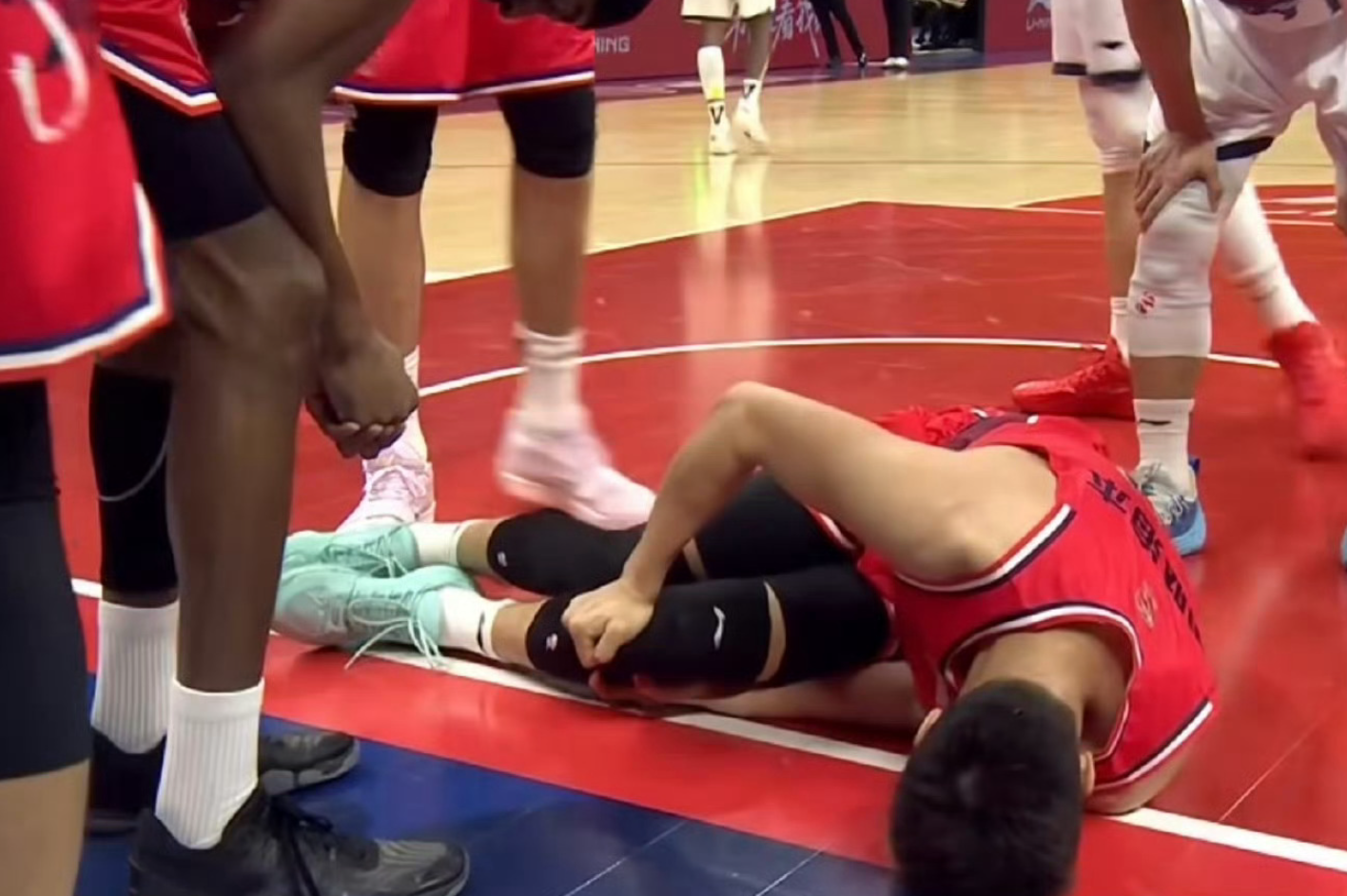 167棋牌官网-看着心酸！郭艾伦膝伤倒地不起，一度仰天痛哭，但愿不是大伤！